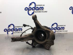 Usagé Fusée avant droit Dacia Duster (HS) 1.6 16V Prix € 75,00 Règlement à la marge proposé par Gebr Opdam B.V.