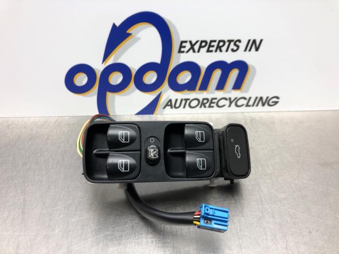 Usados Interruptor de ventanilla eléctrica Mercedes C (W203) 1.8 C-180K 16V Precio € 45,00 Norma de margen ofrecido por Gebr Opdam B.V.