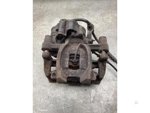 Usados Pinza de freno derecha detrás BMW 2 serie Active Tourer (F45) 218d 2.0 TwinPower Turbo 16V Precio € 75,00 Norma de margen ofrecido por Gebr Opdam B.V.