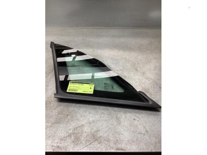 Usados Ventanilla triangular izquierda detrás Opel Crossland (X) 1.2 Turbo 12V Precio € 50,00 Norma de margen ofrecido por Gebr Opdam B.V.