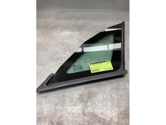 Usados Ventanilla triangular derecha detrás Opel Crossland (X) 1.2 Turbo 12V Precio € 50,00 Norma de margen ofrecido por Gebr Opdam B.V.