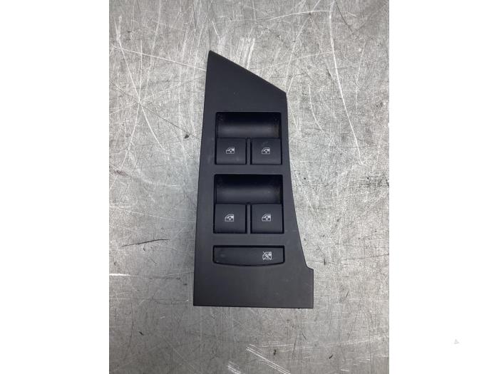 Usados Interruptor de ventanilla eléctrica Opel Astra J Sports Tourer (PD8/PE8/PF8) 1.4 Turbo 16V Precio € 30,00 Norma de margen ofrecido por Gebr Opdam B.V.