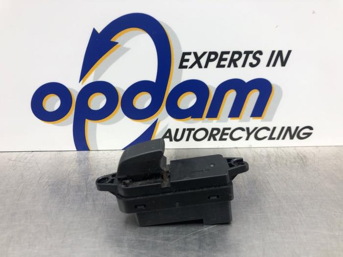 Usados Interruptor de ventanilla eléctrica Mazda 5 (CR19) 1.8i 16V Precio € 22,00 Norma de margen ofrecido por Gebr Opdam B.V.