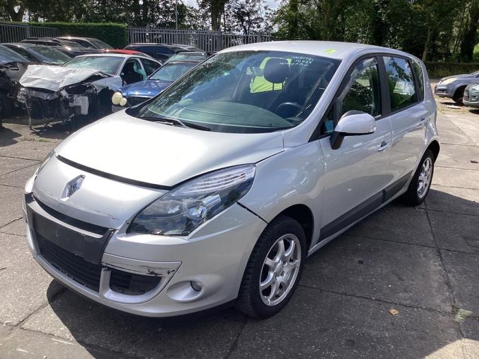 Używane Maska Renault Scénic III (JZ) 1.6 16V Cena € 150,00 Procedura marży oferowane przez Gebr Opdam B.V.