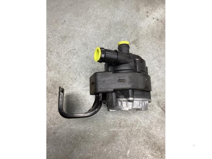 Begagnade Extra vattenpump Volkswagen Golf VIII (CD1) 1.4 GTE 16V Pris € 35,00 Marginaltabell erbjuds av Gebr Opdam B.V.