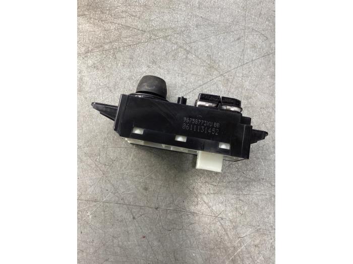 Commande ordinateur de bord d'un Peugeot 208 I (CA/CC/CK/CL) 1.2 Vti 12V PureTech 82 2013
