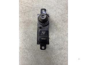 Commande ordinateur de bord d'un Peugeot 208 I (CA/CC/CK/CL) 1.2 Vti 12V PureTech 82 2013