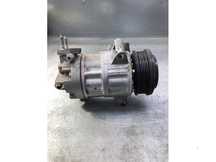 Pompe clim d'un Ford Focus 4 Wagon 1.0 Ti-VCT EcoBoost 12V 100 2019