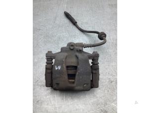 Usados Pinza de freno izquierda delante Opel Corsa D 1.3 CDTi 16V ecoFLEX Precio € 35,00 Norma de margen ofrecido por Gebr Opdam B.V.
