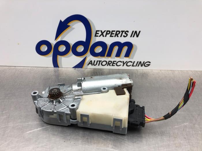 Gebrauchte Schiebedach Motor Volkswagen Touran (1T1/T2) 1.6 FSI 16V Preis € 50,00 Margenregelung angeboten von Gebr Opdam B.V.