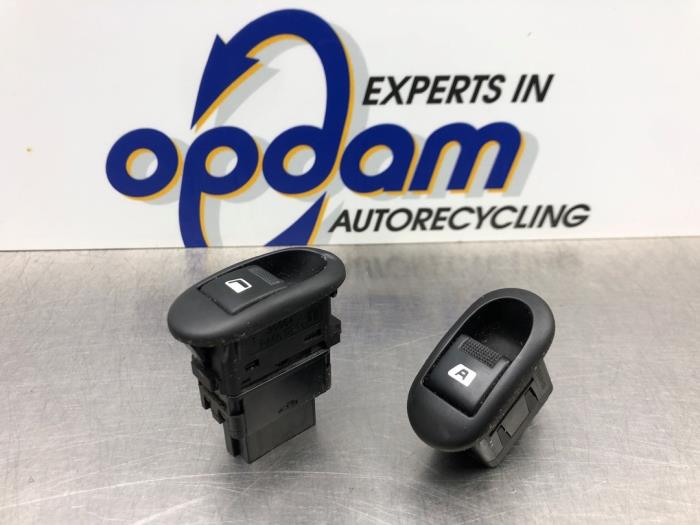 Usados Interruptor de ventanilla eléctrica Citroen C2 (JM) 1.4 Precio € 30,00 Norma de margen ofrecido por Gebr Opdam B.V.