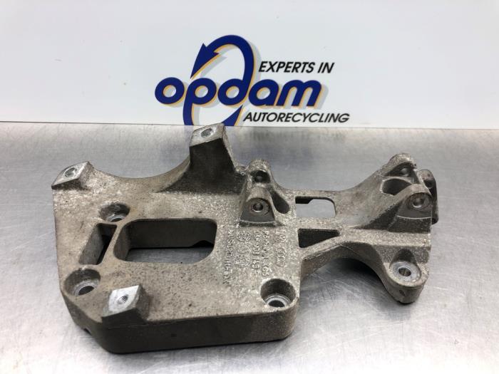 Usagé Support dynamo bas Volkswagen Golf V (1K1) 2.0 FSI 16V Prix € 35,00 Règlement à la marge proposé par Gebr Opdam B.V.