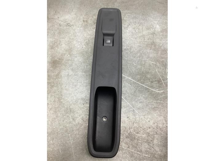 Usados Interruptor de ventanilla eléctrica Dacia Jogger 1.6 Hybrid 140 16V Precio € 15,00 Norma de margen ofrecido por Gebr Opdam B.V.