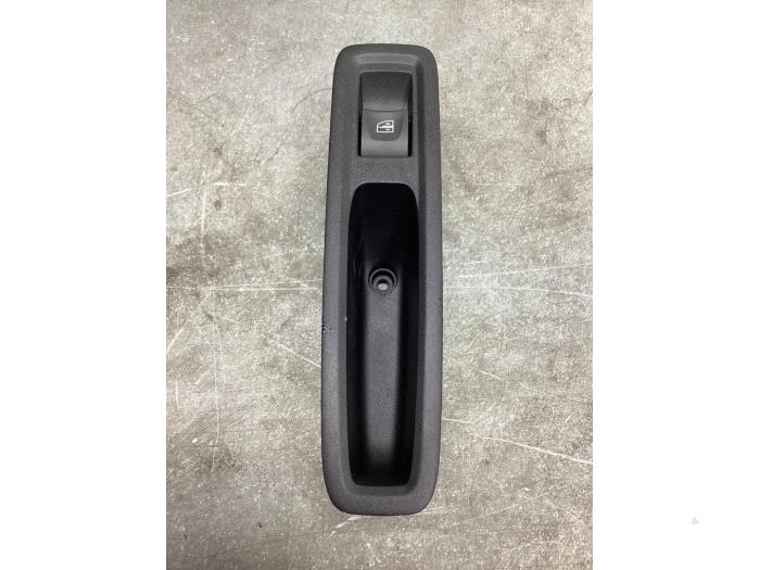 Usados Interruptor de ventanilla eléctrica Dacia Jogger 1.6 Hybrid 140 16V Precio € 15,00 Norma de margen ofrecido por Gebr Opdam B.V.