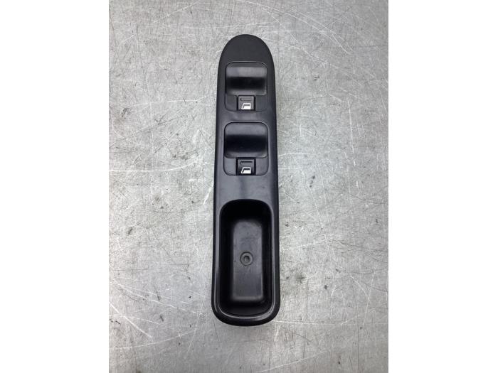 Usados Interruptor de ventanilla eléctrica Peugeot 307 (3A/C/D) 2.0 HDi 90 Precio € 20,00 Norma de margen ofrecido por Gebr Opdam B.V.