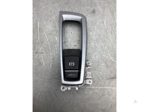 Usados Interruptor de freno de mano BMW 5 serie (F10) 520i 16V Precio € 40,00 Norma de margen ofrecido por Gebr Opdam B.V.