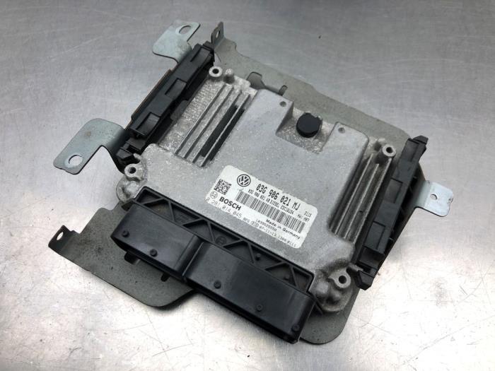 Engine management computer from a Volkswagen Touran (1T1/T2) 2.0 TDI DPF 2008