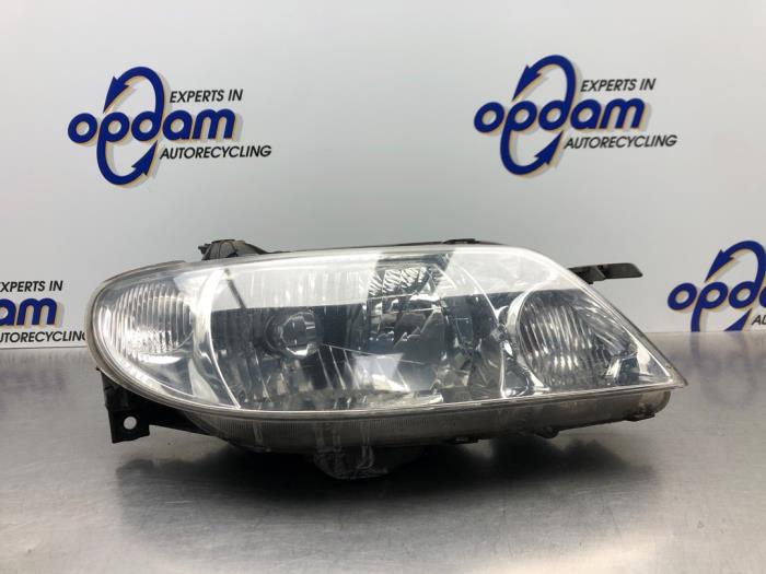 Używane Reflektor prawy Mazda 323 Fastbreak (BJ14) 1.6 16V Cena € 50,00 Procedura marży oferowane przez Gebr Opdam B.V.