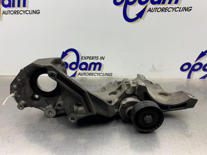 Usagé Support dynamo bas Volkswagen Caddy III (2KA,2KH,2CA,2CH) 1.6 TDI 16V Prix € 40,00 Règlement à la marge proposé par Gebr Opdam B.V.