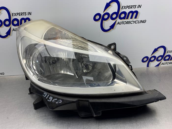 Używane Reflektor prawy Renault Clio III (BR/CR) 1.2 16V 75 Cena € 75,00 Procedura marży oferowane przez Gebr Opdam B.V.