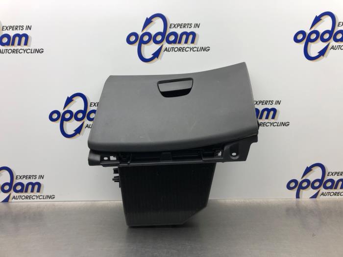 Begagnade Handskfack Peugeot 208 I (CA/CC/CK/CL) 1.2 Vti 12V PureTech 82 Pris € 50,00 Marginaltabell erbjuds av Gebr Opdam B.V.