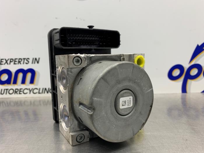 Usagé Pompe ABS Audi A3 Sportback (8VA/8VF) 1.0 TFSI 12V Prix € 175,00 Règlement à la marge proposé par Gebr Opdam B.V.
