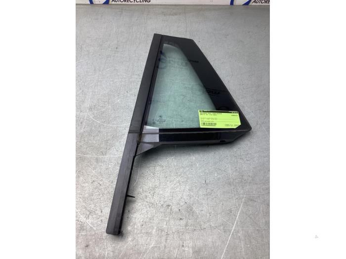 Usados Ventanilla triangular izquierda detrás BMW X1 (F48) sDrive 20i 2.0 16V Twin Power Turbo Precio € 50,00 Norma de margen ofrecido por Gebr Opdam B.V.