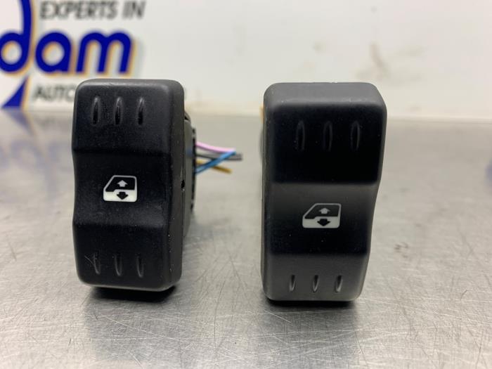Usados Interruptor de ventanilla eléctrica Dacia Logan MCV I (KS) 1.6 MPI 85 Precio € 30,00 Norma de margen ofrecido por Gebr Opdam B.V.