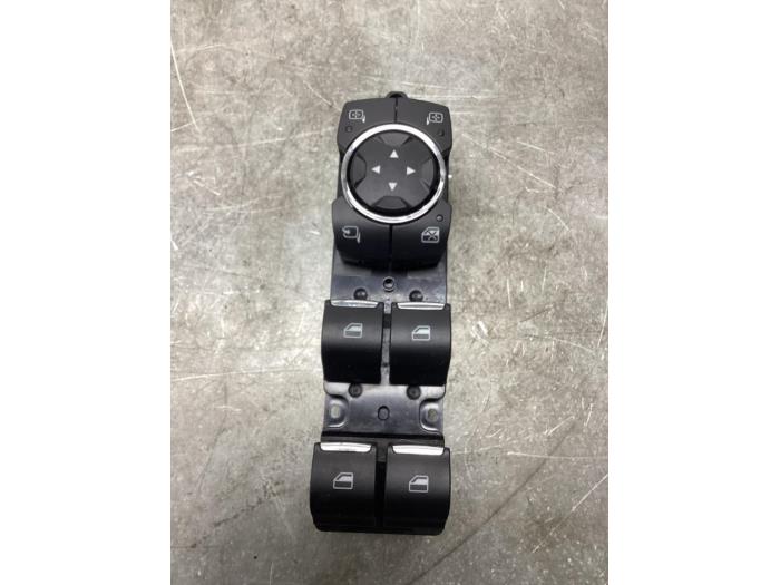 Usados Interruptor de ventanilla eléctrica Ford EcoSport (JK8) 1.0 EcoBoost 12V 125 Precio € 35,00 Norma de margen ofrecido por Gebr Opdam B.V.