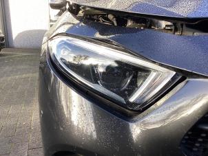 Używane Reflektor prawy Mercedes CLS (C257) 450 EQ Boost 3.0 24V 4-Matic Cena € 900,00 Procedura marży oferowane przez Gebr Opdam B.V.
