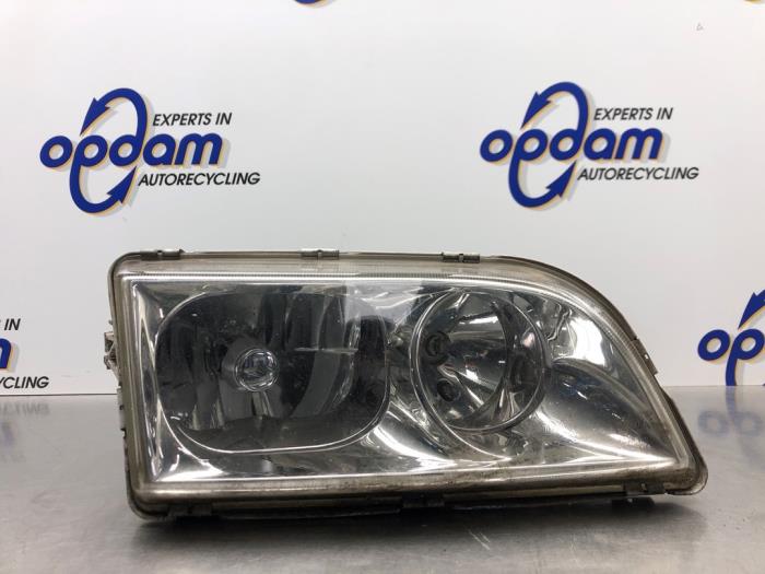Używane Reflektor prawy Volvo V40 (VW) 1.6 16V Cena € 150,00 Procedura marży oferowane przez Gebr Opdam B.V.