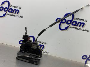 Używane Mechanizm blokady drzwi prawych tylnych wersja 4-drzwiowa Fiat Grande Punto (199) 1.4 16V Cena € 40,00 Procedura marży oferowane przez Gebr Opdam B.V.