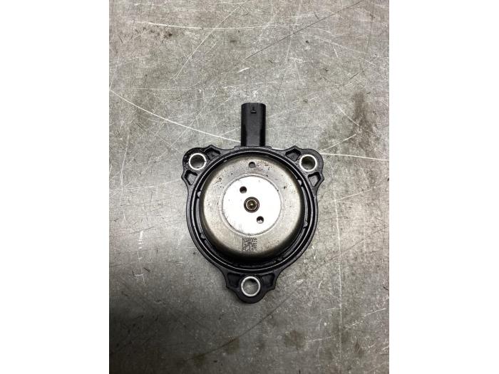 Nockenwelle Sensor van een Mercedes-Benz A Limousine (177.1) 1.3 A-250 e Turbo 16V 2020