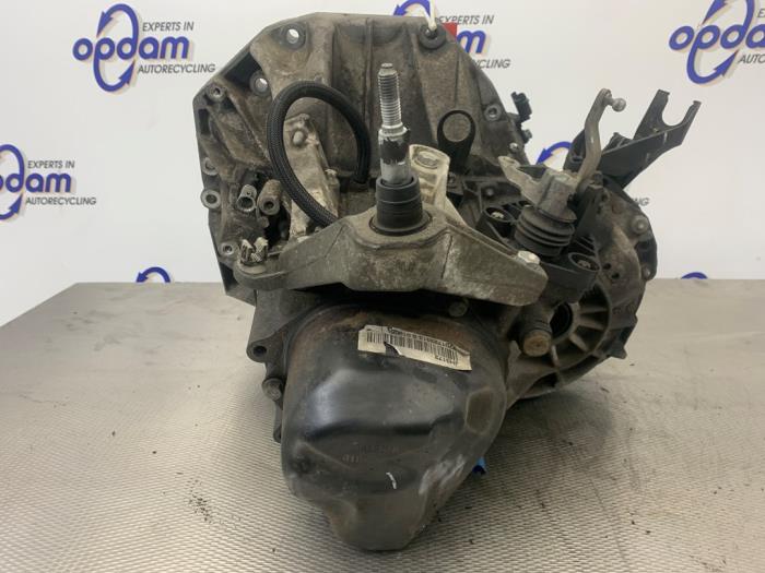Getriebe van een Renault Clio III (BR/CR) 1.4 16V 2006