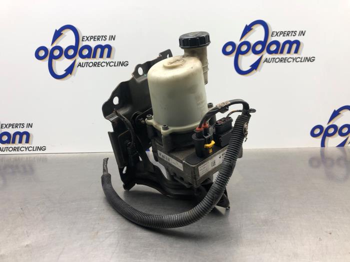 Usagé Pompe de direction Dacia Logan MCV I (KS) 1.6 MPI 85 Prix € 250,00 Règlement à la marge proposé par Gebr Opdam B.V.