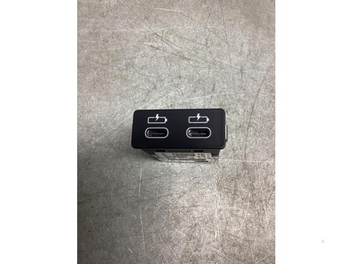 Używane Wtyczka USB BMW 2 serie Gran Coupe (F44) 218i 1.5 TwinPower Turbo 12V Cena € 20,00 Procedura marży oferowane przez Gebr Opdam B.V.