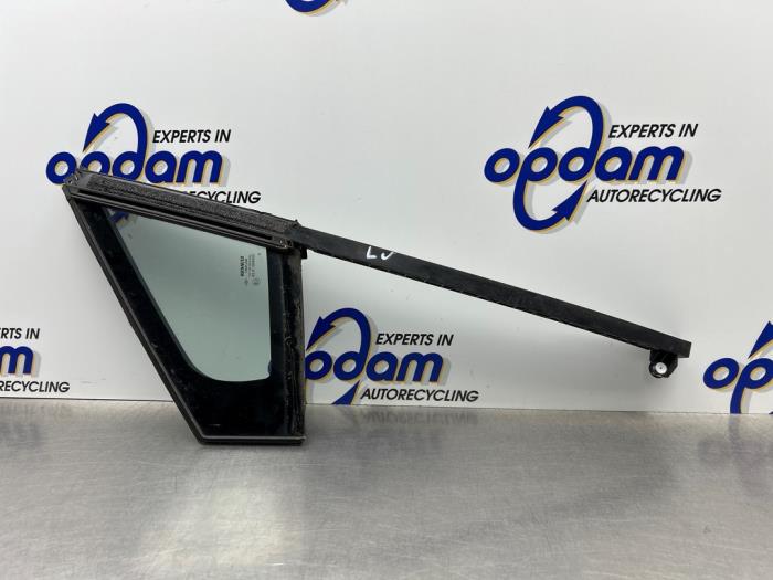 Usados Ventanilla triangular izquierda delante Renault Clio IV Estate/Grandtour (7R) 1.5 Energy dCi 90 FAP Precio € 50,00 Norma de margen ofrecido por Gebr Opdam B.V.