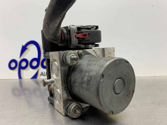 Usagé Pompe ABS Audi A4 Avant (B7) 2.0 20V Prix € 75,00 Règlement à la marge proposé par Gebr Opdam B.V.