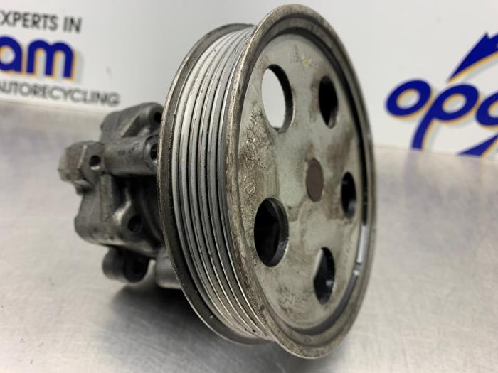 Usagé Pompe de direction Audi A4 Avant (B7) 2.0 20V Prix € 70,00 Règlement à la marge proposé par Gebr Opdam B.V.