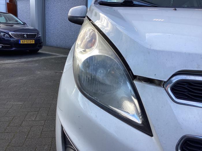 Używane Reflektor prawy Chevrolet Spark (M300) 1.0 16V Bifuel Cena € 100,00 Procedura marży oferowane przez Gebr Opdam B.V.