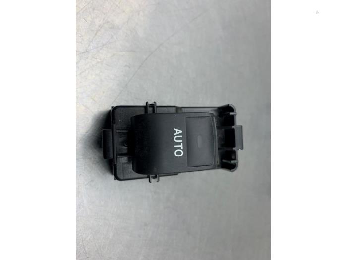 Usados Interruptor de ventanilla eléctrica Toyota Auris Touring Sports (E18) 1.2 T 16V Precio € 15,00 Norma de margen ofrecido por Gebr Opdam B.V.