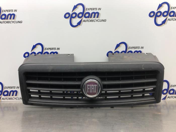 Używane Grill Fiat Doblo Cargo (223) 1.3 D 16V Multijet DPF Cena € 35,00 Procedura marży oferowane przez Gebr Opdam B.V.