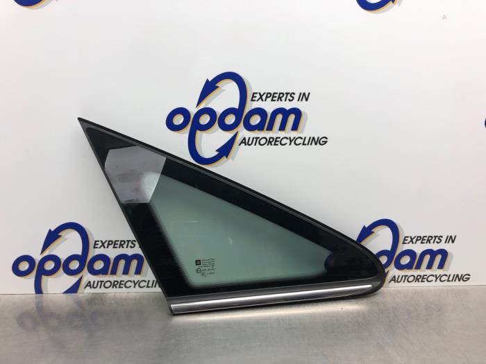 Usados Ventanilla triangular derecha delante Opel Zafira (M75) 2.2 16V Direct Ecotec Precio € 35,00 Norma de margen ofrecido por Gebr Opdam B.V.