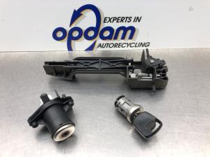 Usagé Kit serrure cylindre (complet) Ford Fiesta 5 (JD/JH) 1.3 Prix € 75,00 Règlement à la marge proposé par Gebr Opdam B.V.