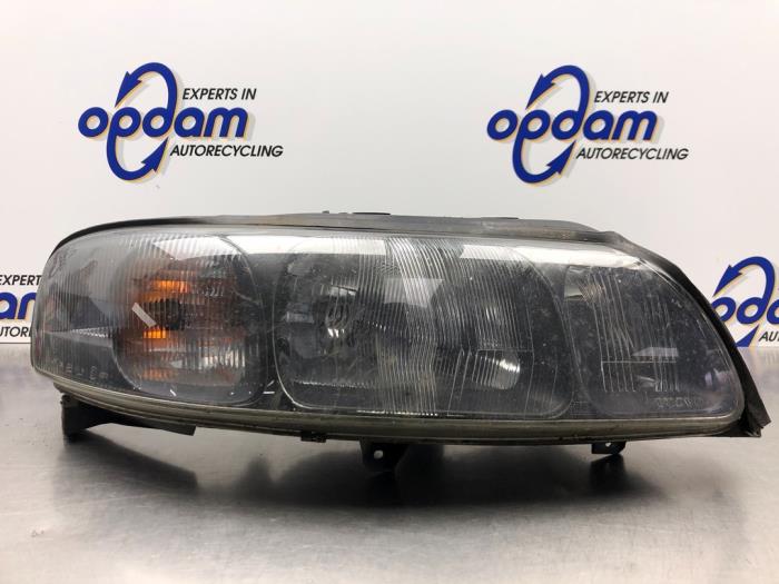 Używane Reflektor prawy Volvo S60 I (RS/HV) 2.4 20V 140 Cena € 100,00 Procedura marży oferowane przez Gebr Opdam B.V.