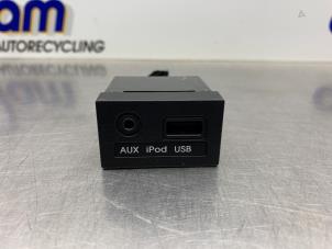 Begagnade AUX/USB-anslutning Hyundai i10 (F5) 1.1i 12V Pris € 20,00 Marginaltabell erbjuds av Gebr Opdam B.V.