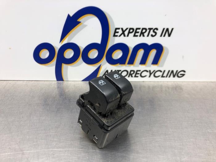 Usados Interruptor de ventanilla eléctrica Chevrolet Spark (M300) 1.0 16V Bifuel Precio € 35,00 Norma de margen ofrecido por Gebr Opdam B.V.