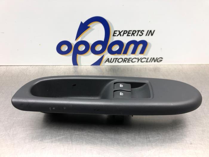 Usados Interruptor de ventanilla eléctrica Renault Clio II (BB/CB) 1.2 16V Precio € 30,00 Norma de margen ofrecido por Gebr Opdam B.V.
