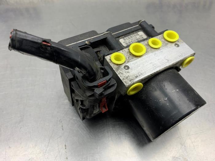 ABS Pumpe van een Seat Ibiza III (6L1) 1.4 16V 100 2005