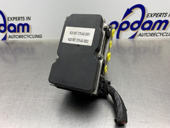 ABS Pumpe van een Seat Ibiza III (6L1) 1.4 16V 100 2005
